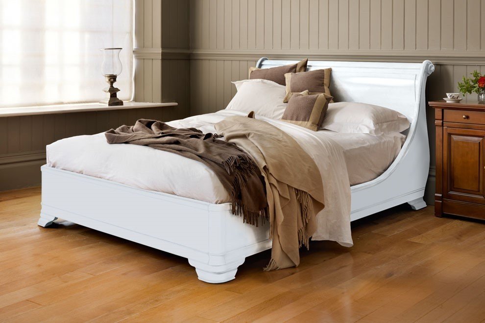 Manoir Painted Socle Sleigh Bed White
