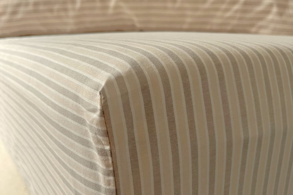 And So To Bed Dormitory Duncan Fitted Sheet - Apricot