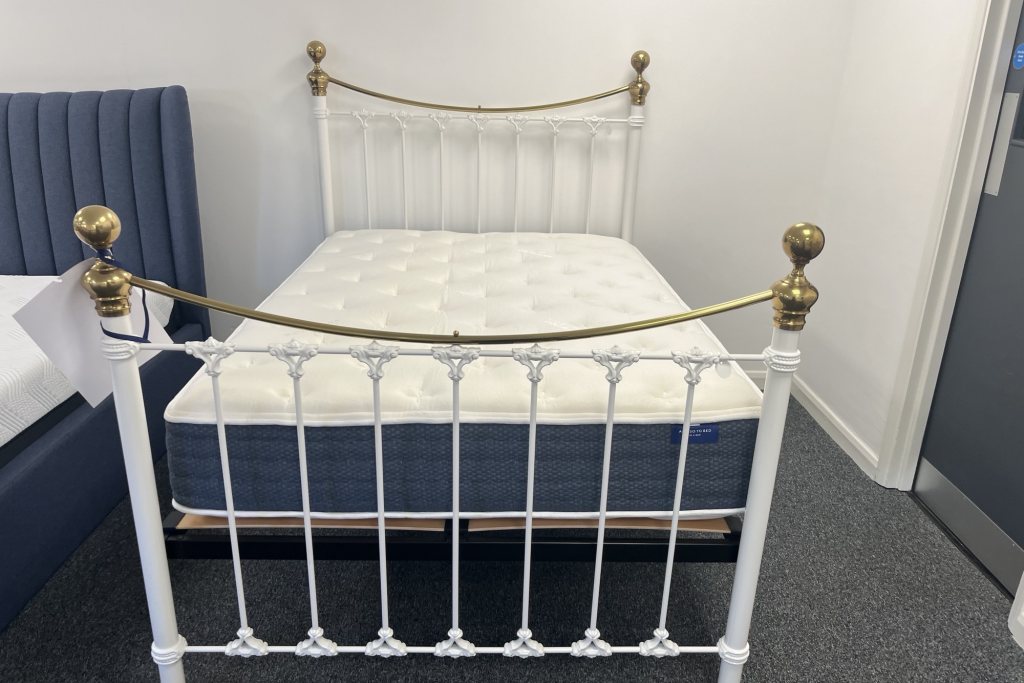 Juniper Bedstead Slats And Hybrid Mattress Double Size Ex Display