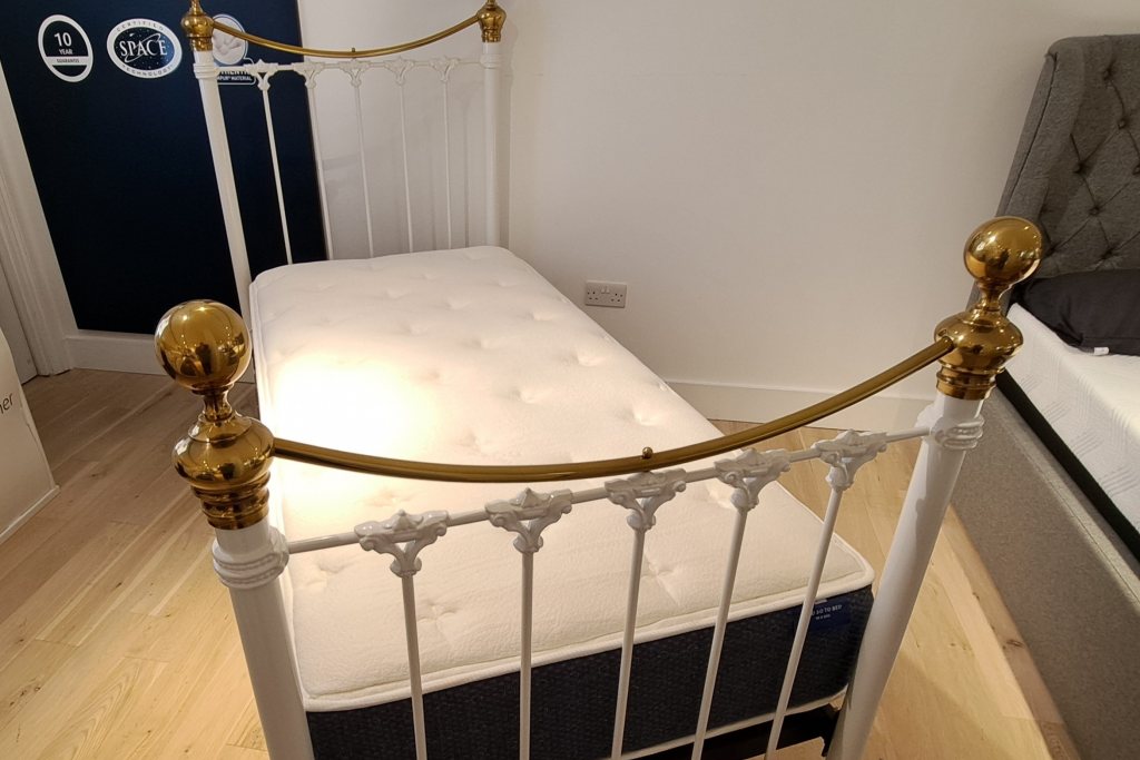 Juniper Bedstead & Hybrid Mattress - Single Size - Ex-display