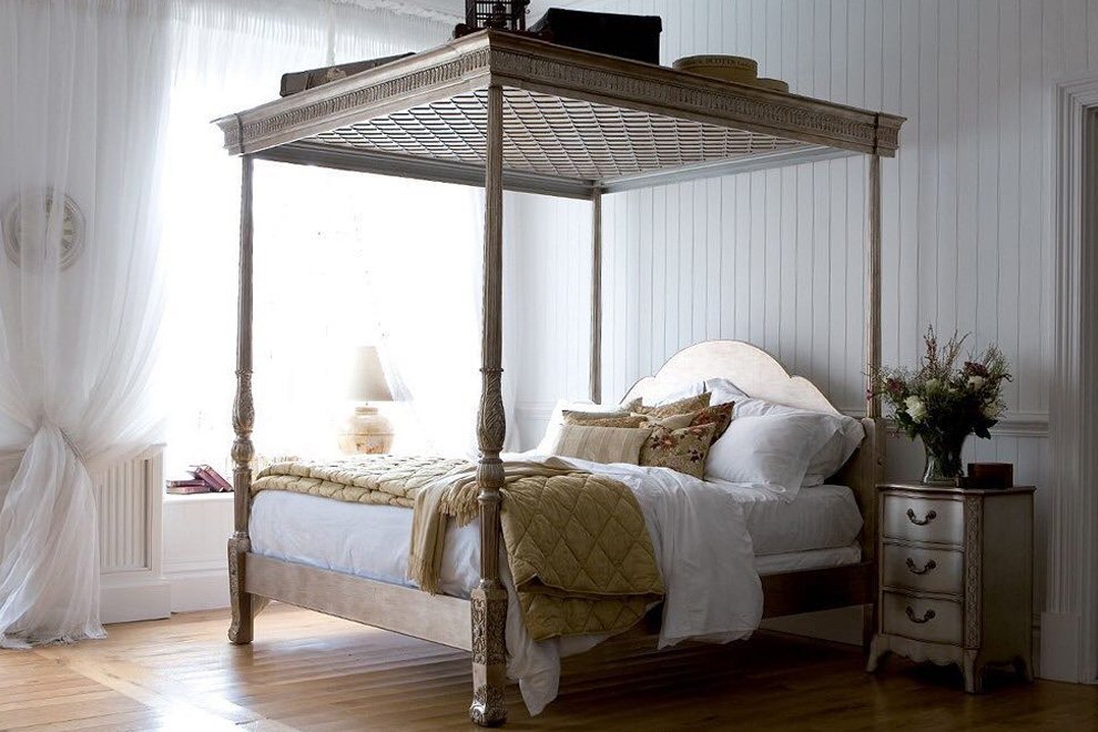 Georgian Four Poster Bed In A Gold Leaf Finish And So To Bed