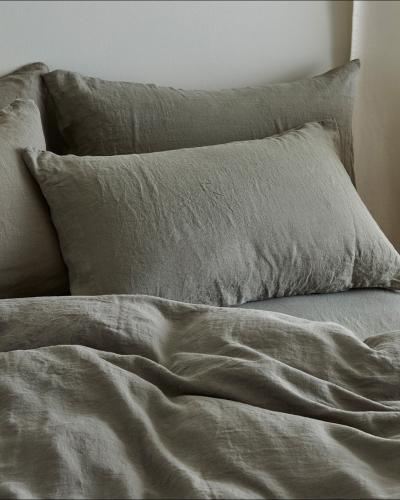 Good bedding is an investment in good sleep. Woven from the highest quality Belgian and French flax,...
