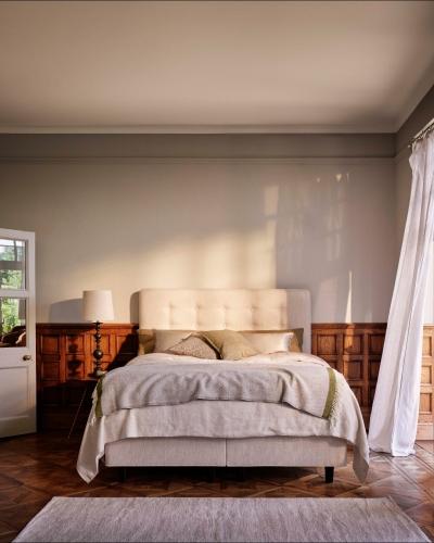 A contemporary take on the classic buttoned headboard, the Vispring Achilles brings timeless elegance...