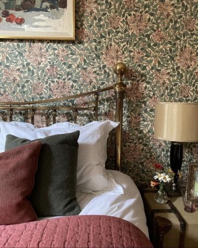 The Austen Bed in Brass, styled perfectly by @my_cheltenham_home, perfectly paired with an English ga...
