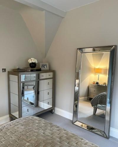 The Bayswater Chest of Drawers is the perfect touch for a glamourous bedroom, blending antique polish...