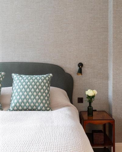 Calming neutrals styled exquisitely by @sophiekogevinasinteriors using the Moncorvo Headboard by @vis...